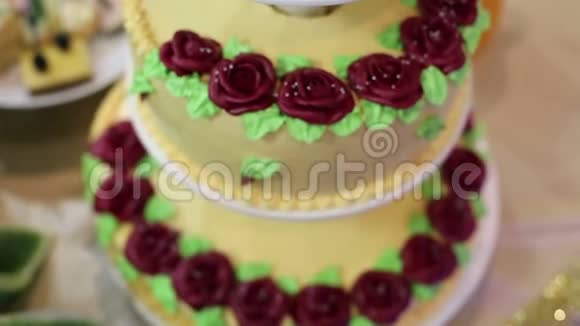 婚礼上三层蛋糕视频的预览图