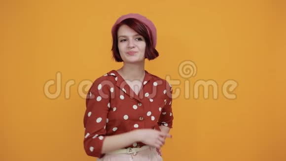 漂亮的女孩戴着漂亮的粉红色帽子在演播室的墙上微笑看起来很有趣视频的预览图