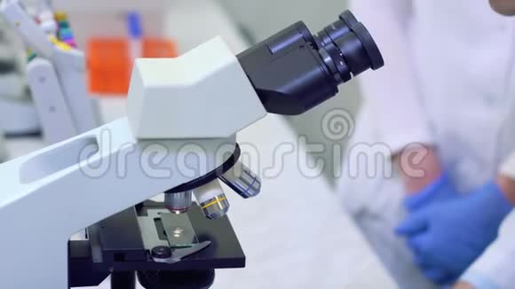 科学家在医学实验室通过显微镜进行科学研究视频的预览图