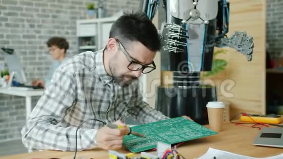男技师用卖方制造机器人修理微电路板视频的预览图