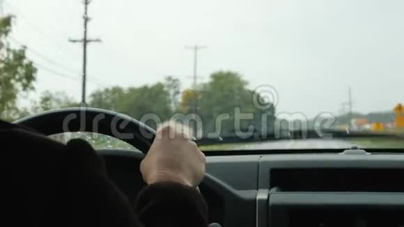 司机在雨天开车视频的预览图