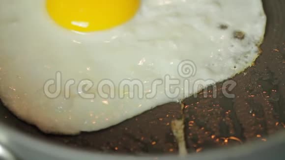 平底锅里煎鸡蛋视频的预览图