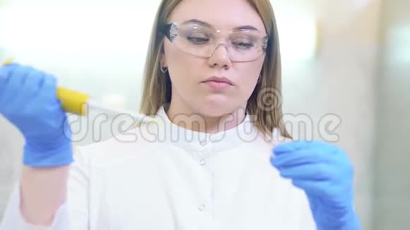 使用实验室移液管并将样品装入医疗或科学实验室离心机的技术员视频的预览图