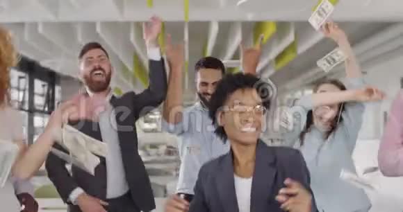 迷人的非洲女商人与她的同事庆祝胜利多种族的上班族在视频的预览图