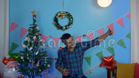 可爱的印度男人在圣诞夜冬令节点击图片时玩得很开心视频的预览图