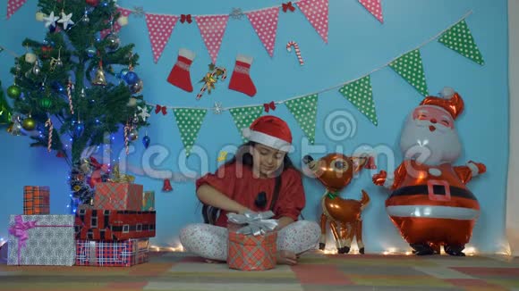一个戴圣诞帽的可爱小女孩在打开圣诞礼物后真的很失望视频的预览图