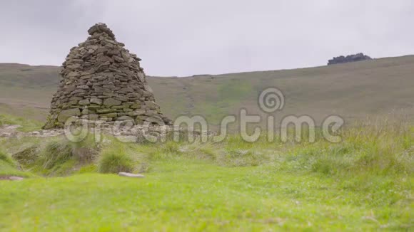 一大堆石头在山上视频的预览图