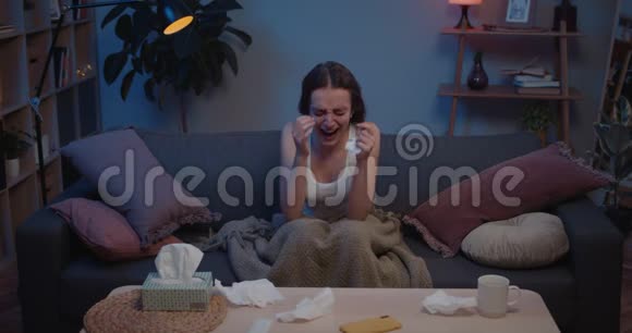 年轻不快乐的女孩经历了紧张的崩溃和大声哭泣绝望的千禧年妇女坐在沙发上泪流满面视频的预览图