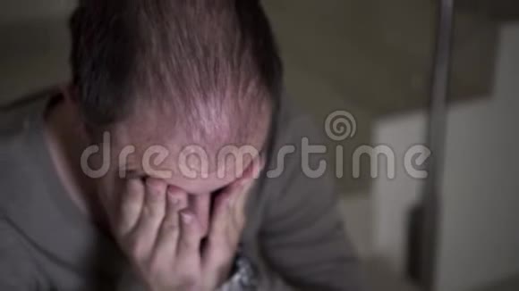 一个处于抑郁状态的男人视频的预览图