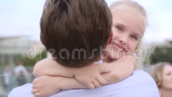 中年父亲拥抱他的女儿金发小女孩开心地笑着视频的预览图