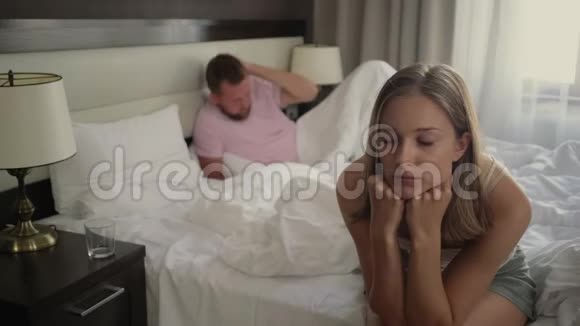 白天在卧室里扫荡配偶妻子坐着丈夫躺着视频的预览图