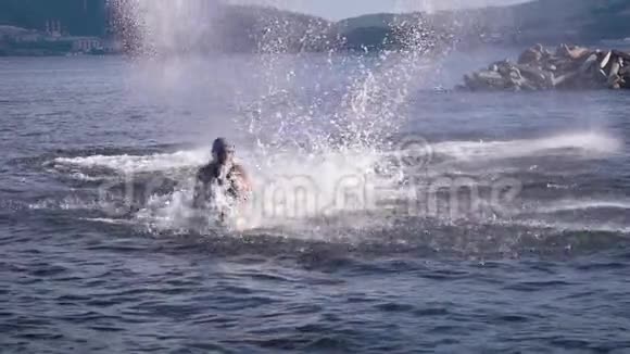 人是从湖中飞出来的在夏日里跳水特写体育活动视频的预览图