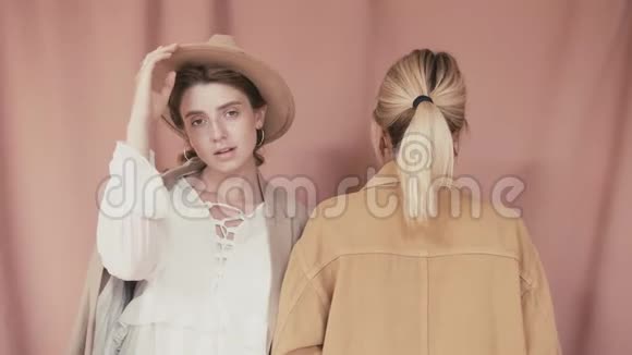 两幅粉红色背景的时尚女孩肖像看上去酷酷的Instagram模特博主视频的预览图