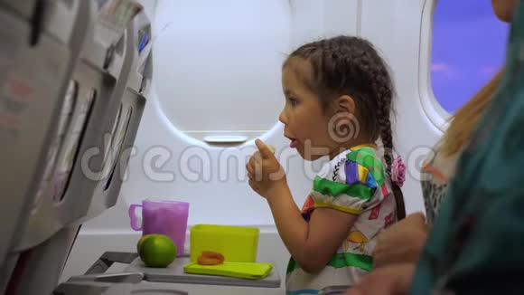 可爱的小女孩在飞机机舱吃自制三明治视频的预览图