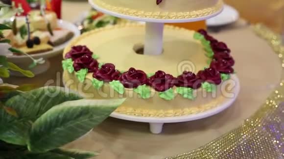 婚礼上三层蛋糕视频的预览图