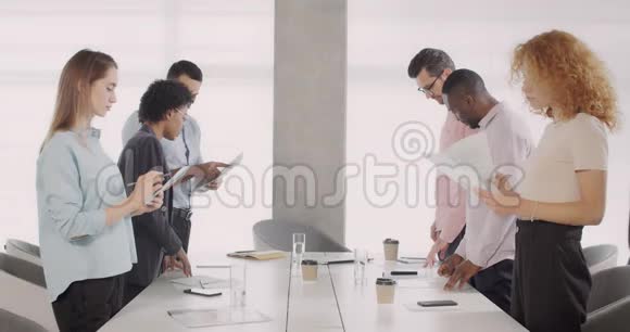 集团业务人员等长站着比坐在会议室公司会议视频的预览图