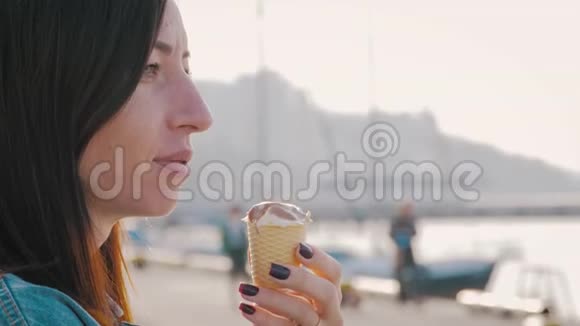 快乐的女人在度假旅行中吃冰淇淋闭上爱笑的女孩在户外玩冰淇淋视频的预览图