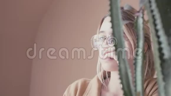 肖像女子时尚粉红色在粉红背景下在工作室微笑和跳舞乐趣慢动作视频的预览图