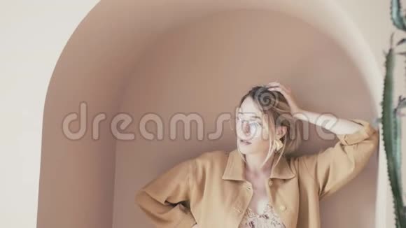 肖像女子时尚粉红色在粉红背景下在工作室微笑和跳舞乐趣慢动作视频的预览图
