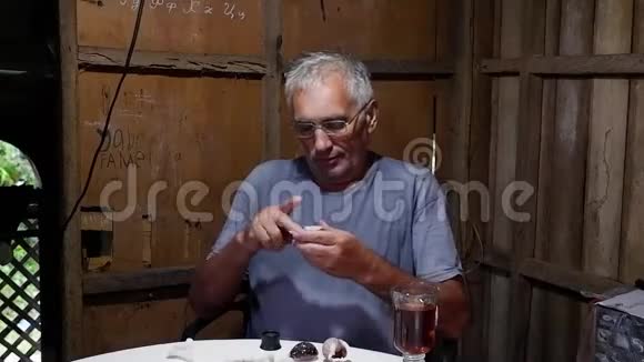 一个人喝茶看着贝壳视频的预览图