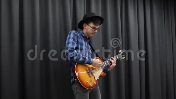 少年弹吉他有趣的时尚音乐家弹铅吉他快乐的微笑男主吉他手弹电吉他视频的预览图