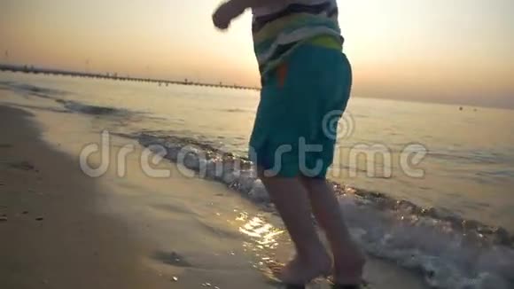 沙滩上奔跑的男孩脚视频的预览图