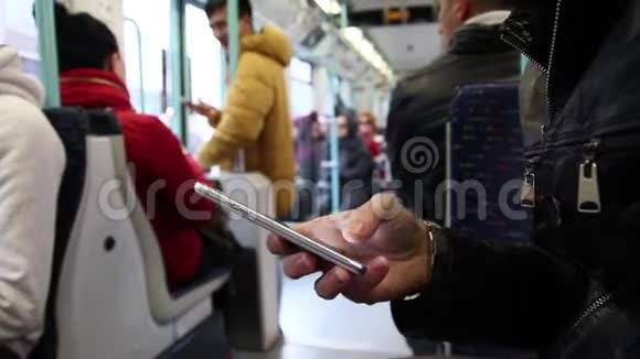 地铁内智能手机上的信息视频的预览图