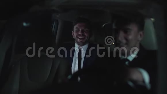 两个人开车聊天视频的预览图