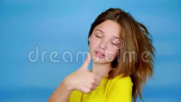 穿黄色T恤的少女竖起大拇指喜欢看镜头视频的预览图