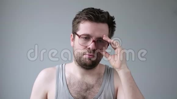 精神压力下戴大眼镜的年轻疲倦男子失眠视频的预览图