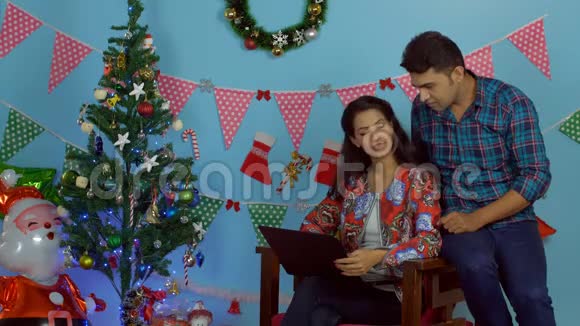 一对甜蜜的基督徒夫妇一起用笔记本电脑在网上购物视频的预览图