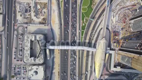 迪拜城市繁忙公路上美丽的顶级无人机航景图视频的预览图