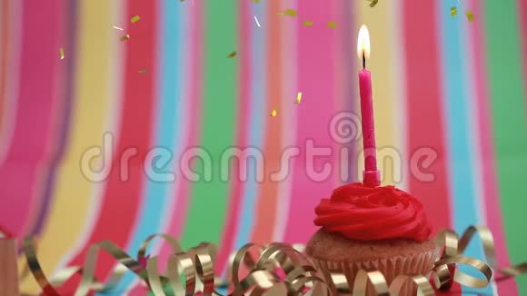 纸杯蛋糕和纸屑上的蜡烛视频的预览图