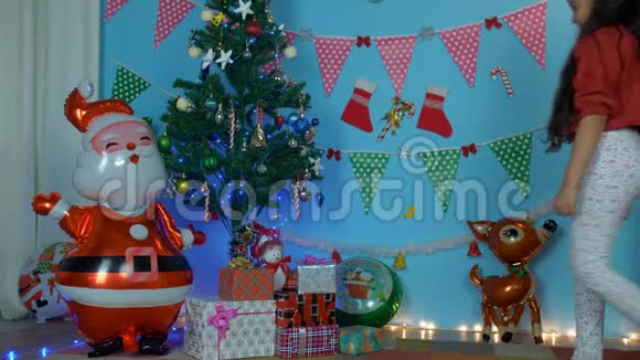 印度一个可爱的基督教小孩在装饰她的房间以庆祝圣诞节视频的预览图