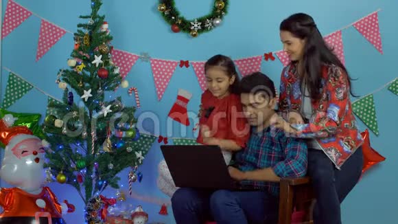 三个幸福的小家庭在圣诞节和亲戚朋友打视频电话视频的预览图