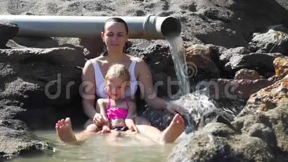 小女孩和妈妈一起享受热水视频的预览图