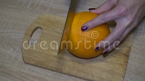 切成一大块多汁的成熟橘子视频的预览图