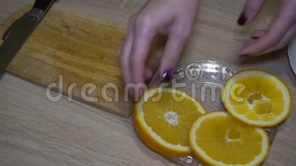 切成一大块多汁的成熟橘子视频的预览图