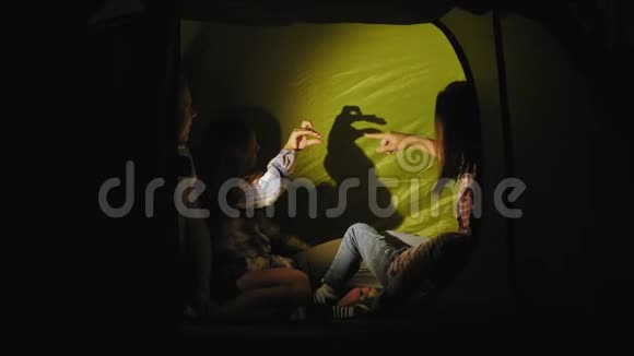 一家人晚上在帐篷里玩阴影视频的预览图