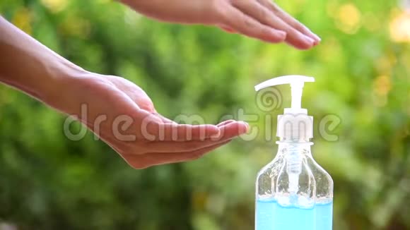 用消毒凝胶清洁手视频的预览图