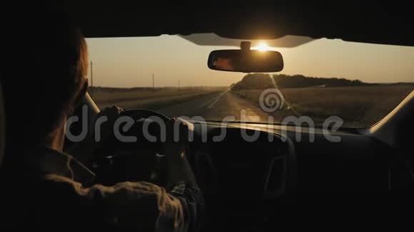 日落时分一个人开车在乡间的公路上骑马视频的预览图