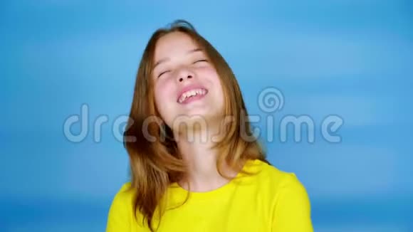 穿着黄色T恤的快乐少女正看着镜头点头答应视频的预览图