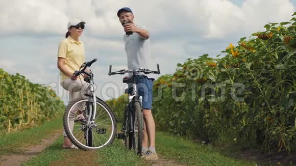 一对骑自行车的情侣自拍视频的预览图