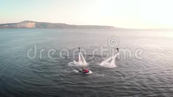 两名运动员在跳板上用水流吊起表演魔术和跳水空中观景视频的预览图