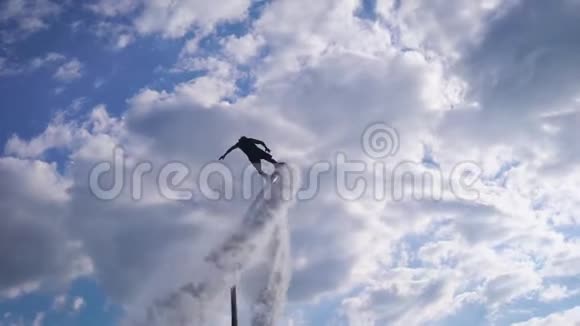 在夏天运动员在空中表演飞板在湖面上飞起来视频的预览图