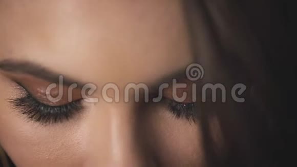 肖像美丽时尚黑发女性模特特写护肤化妆品面部纯新鲜奶油眼睛看自然化妆视频的预览图
