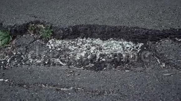 路面上的大裂缝视频的预览图