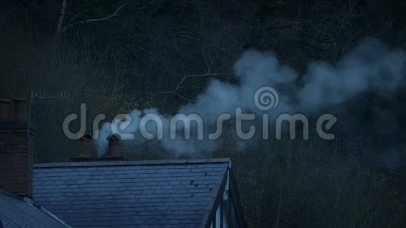 黄昏时的屋顶和冒烟烟囱视频的预览图