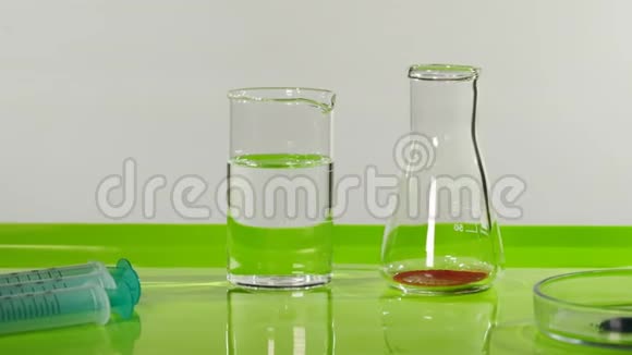 化学实验室或诊所的桌子视频的预览图