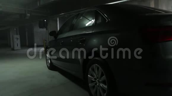 停车场里的阿夫托视频的预览图